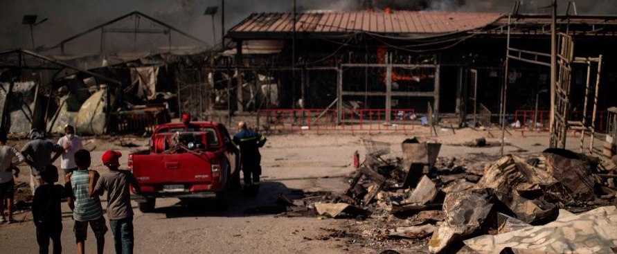 Il più grande campo profughi della Grecia è stato distrutto da un incendio