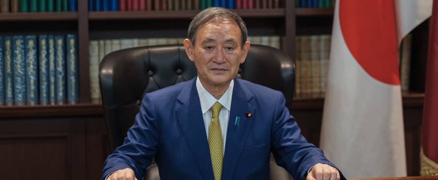 Chi è Yoshihide Suga, il prossimo nuovo primo ministro del Giappone