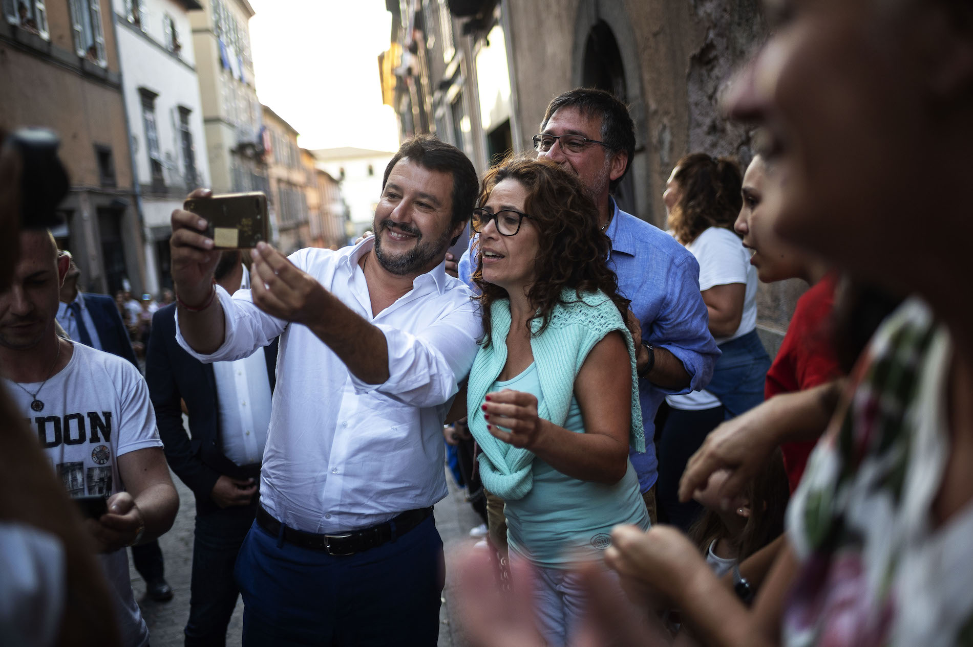 Salvini si è infortunato a una spalla per i troppi selfie (sì, davvero)