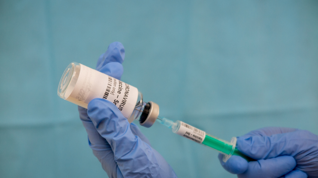 Il vaccino contro Covid-19 a dicembre è un’illusione politica