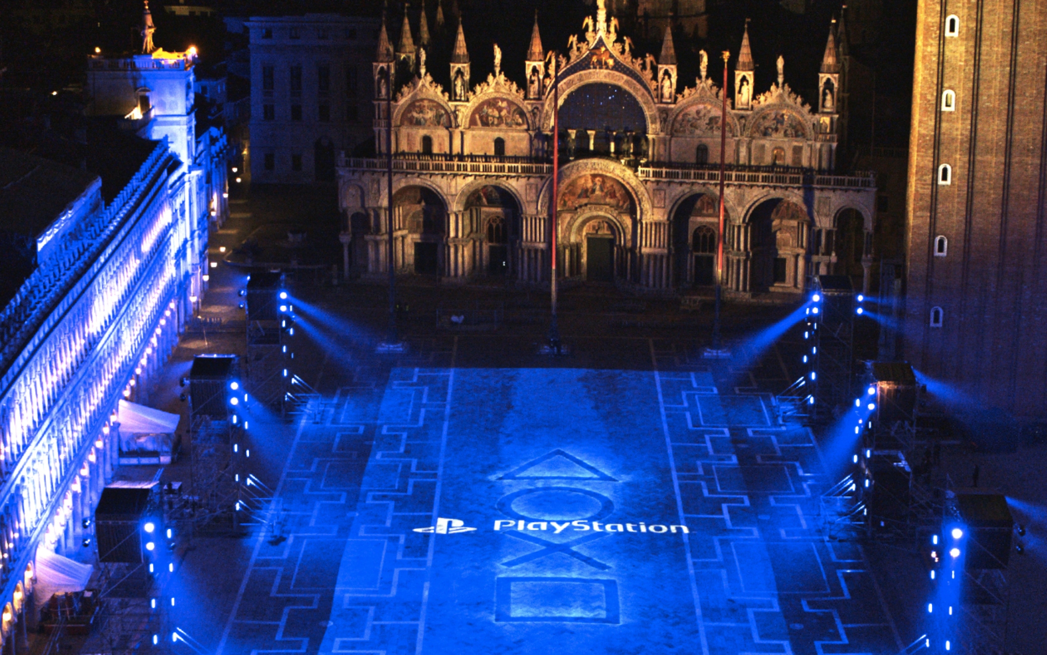 Venezia, Playstation illumina Piazza San Marco per il lancio della PS5. VIDEO