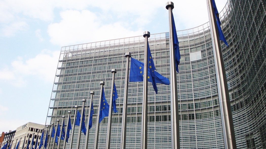 Perché la Commissione europea se la sta prendendo con AstraZeneca