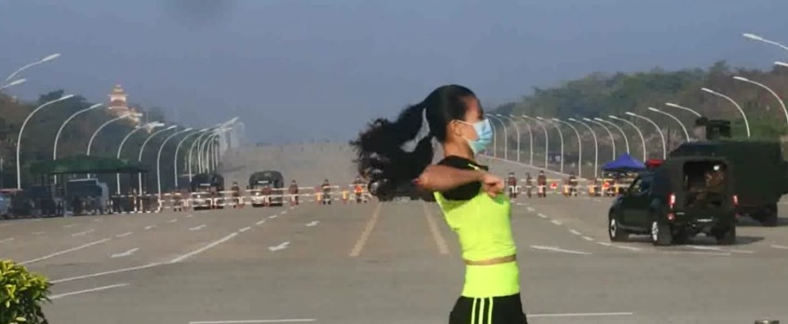 L’assurdo video di una lezione di aerobica durante il colpo di stato in Myanmar