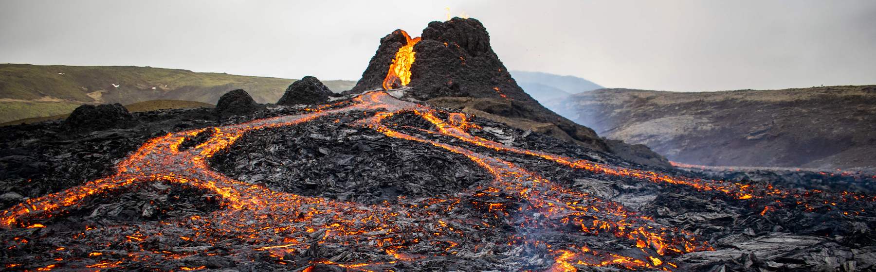 Le spettacolari immagini dell’eruzione del vulcano Fagradalsfjall in Islanda