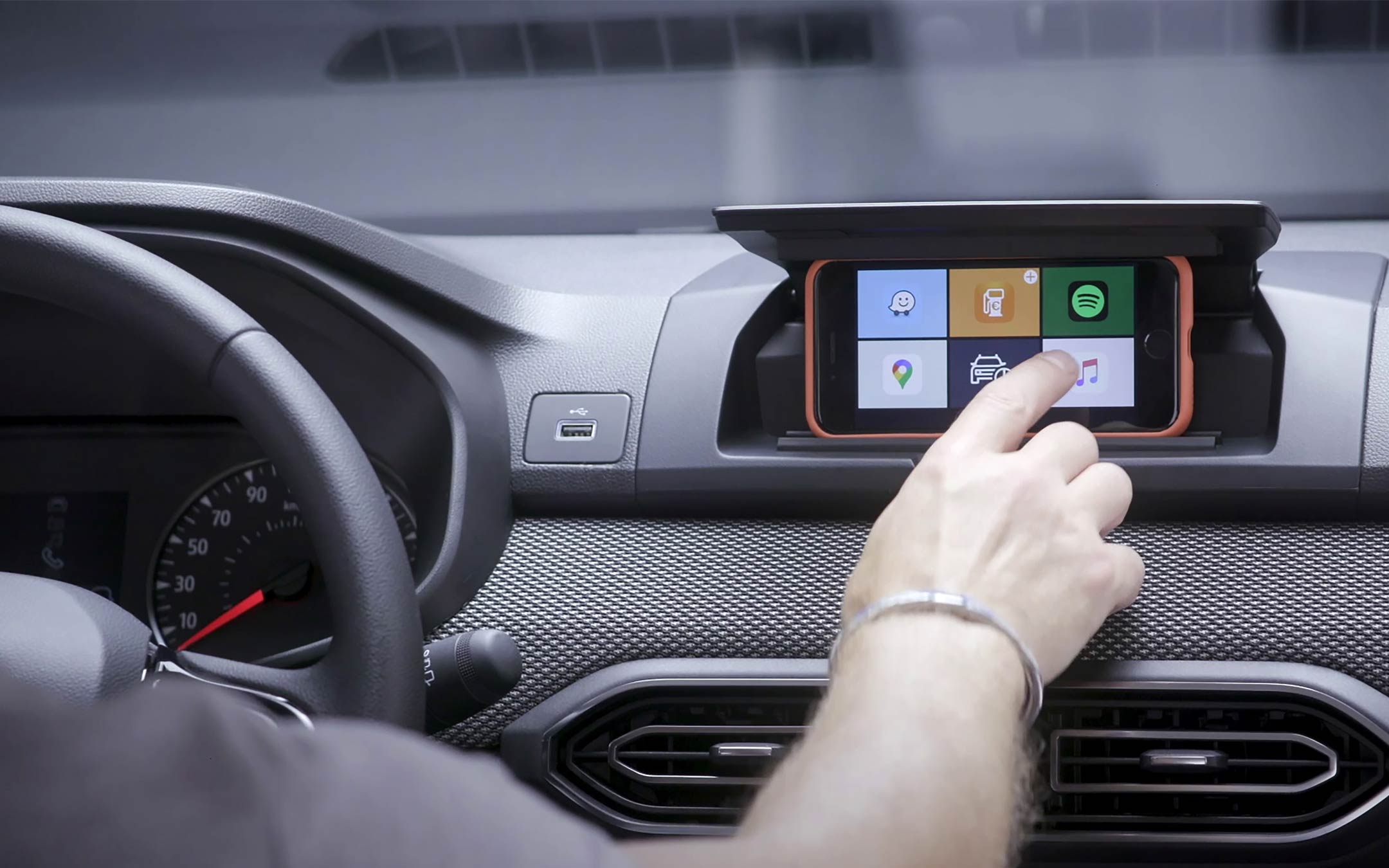 lo smartphone per l’infotainment in auto