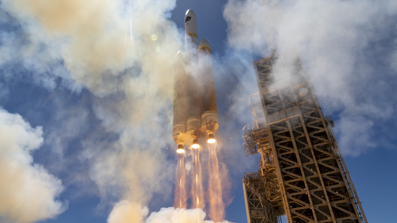 Lo spettacolare lancio del razzo ULA Delta IV Heavy per la missione NROL-82