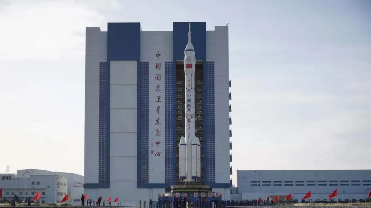 Stazione spaziale cinese: il razzo Lunga Marcia 2F per la missione con astronauti in fase di preparazione
