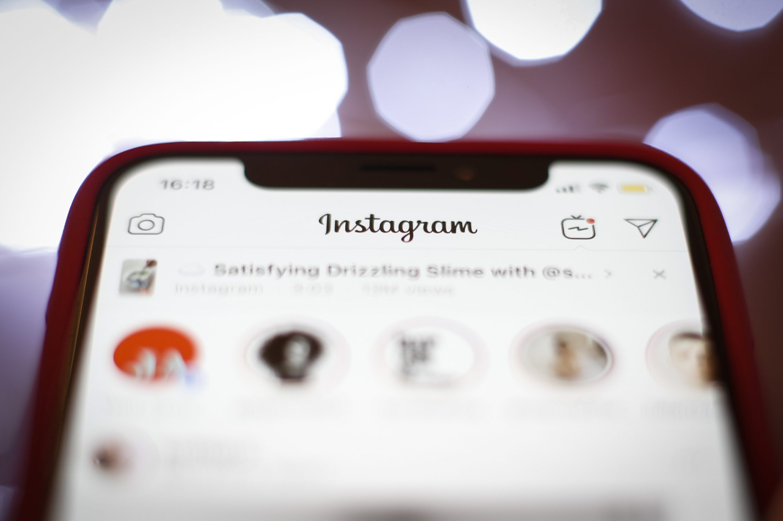Instagram, account privati di default per gli under 18