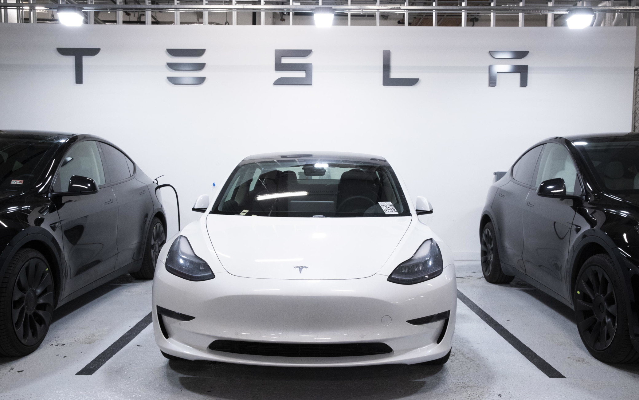 Tesla, guida autonoma: negli Usa ora è possibile affittare l’Autopilot