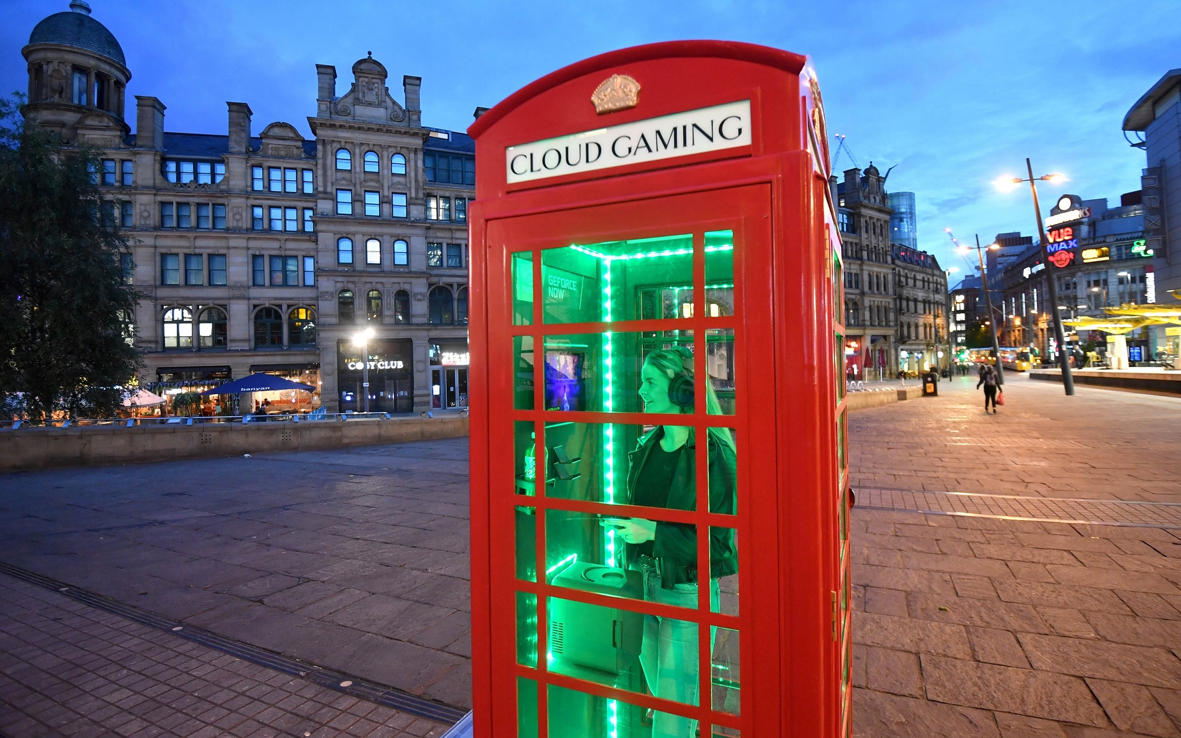 Manchester, la sala giochi più piccola del mondo è in una cabina telefonica