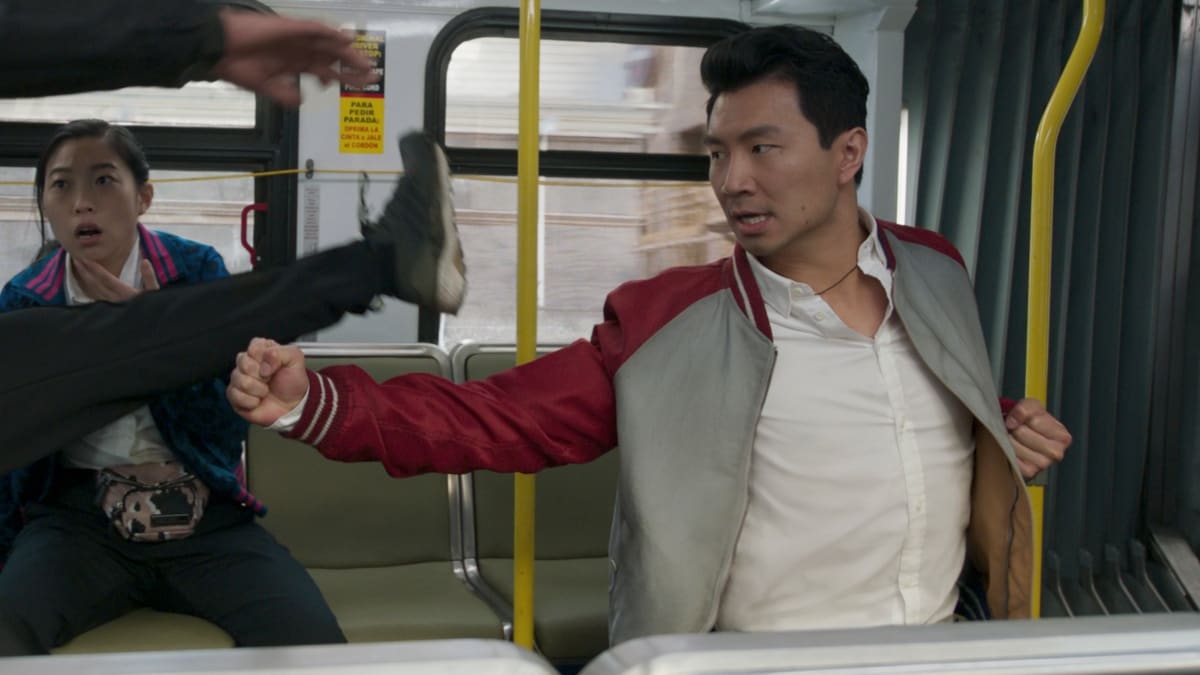 Shang-Chi, il fact-checking virale (di un vero autista) della scena di lotta sul bus