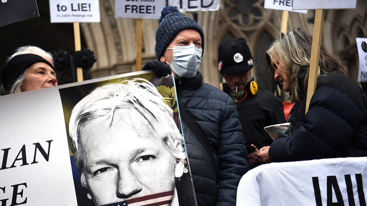 Assange, venduto un nft per finanziare le spese legali