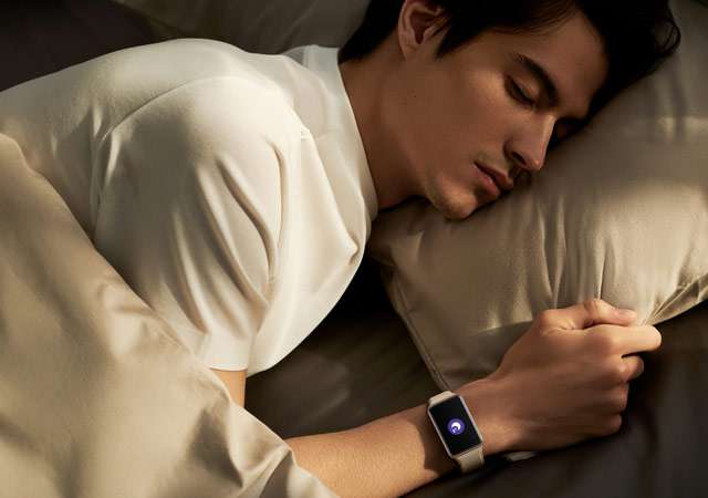 L'orologio smart OPPO Watch Free con monitoraggio avanzato del sonno