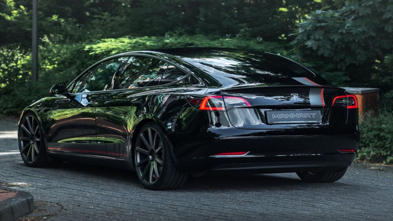 Tesla taglia il traguardo dei milioni di auto prodotte, ma non ancora sazia