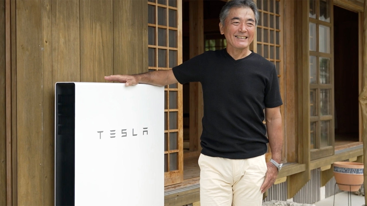 Tesla svela una centrale elettrica virtuale in un’isola di Okinawa. Energia fotovoltaica per tutti, quando serve