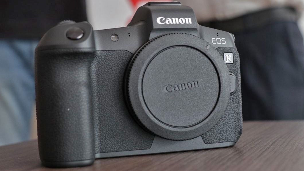 Canon lancerà una mirrorless APS-C e una full-frame per sostituire EOS R