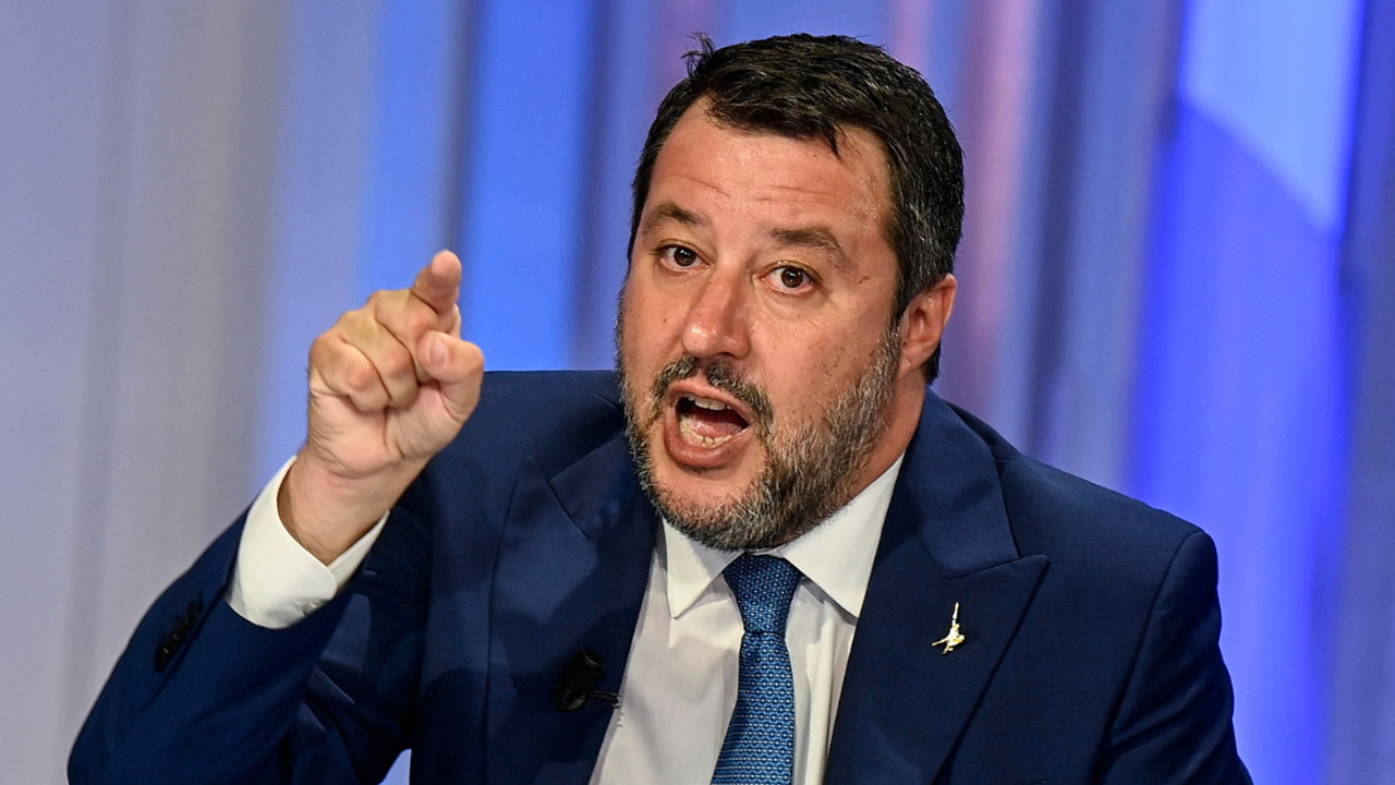 Salvini a gamba tesa contro le auto elettriche: “referendum contro il blocco dei motori endotermici nel 2035”