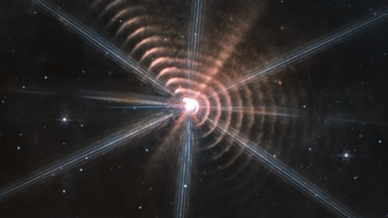 Il telescopio spaziale James Webb mostra la particolare immagine della stella WR 140