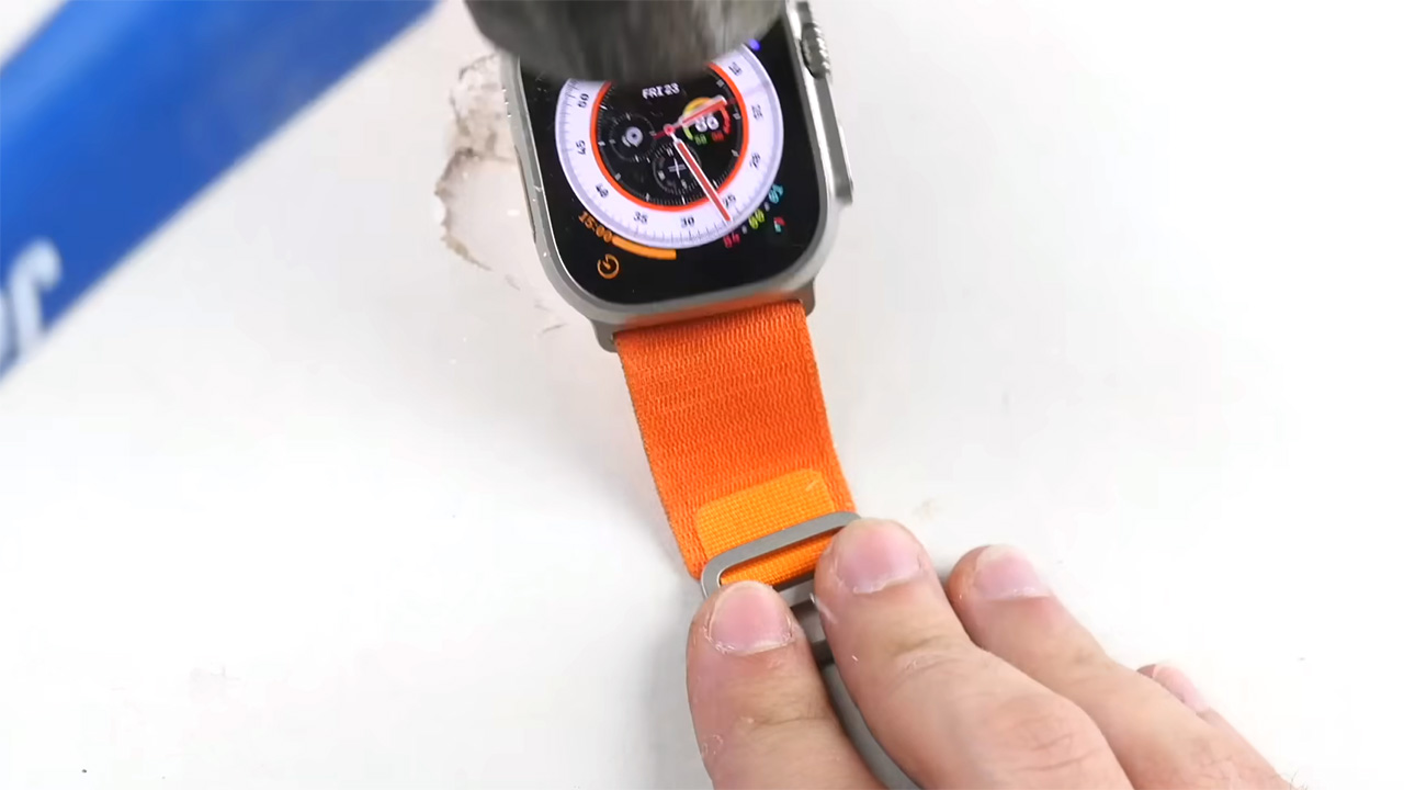 Apple Watch Ultra preso a martellate, ma il tavolo si rompe prima: il video