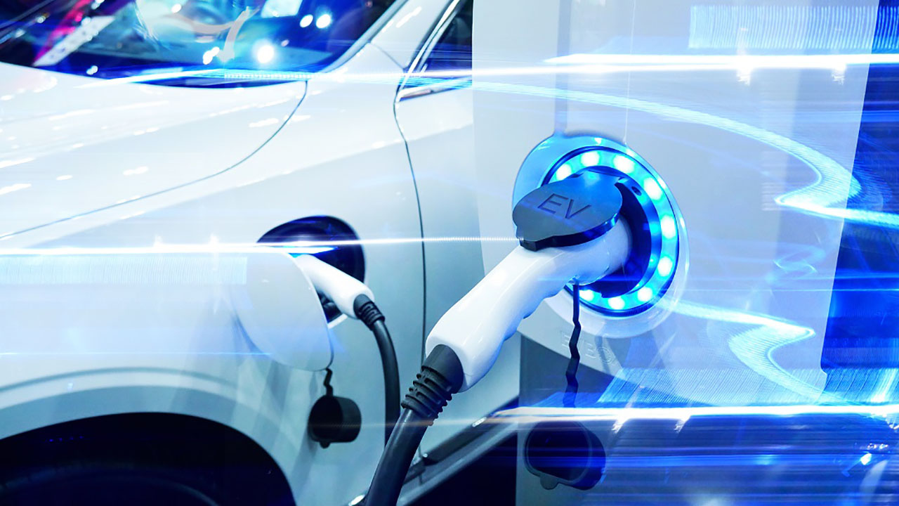 Nuovi incentivi per auto elettriche, si parte il 2 novembre. Fino a 7.500 euro per ISEE bassi