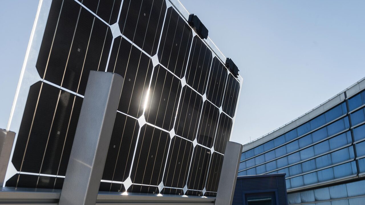 Sfida all’efficienza: due nuove ricerche nel fotovoltaico svelano diverse strategie per massimizzarla