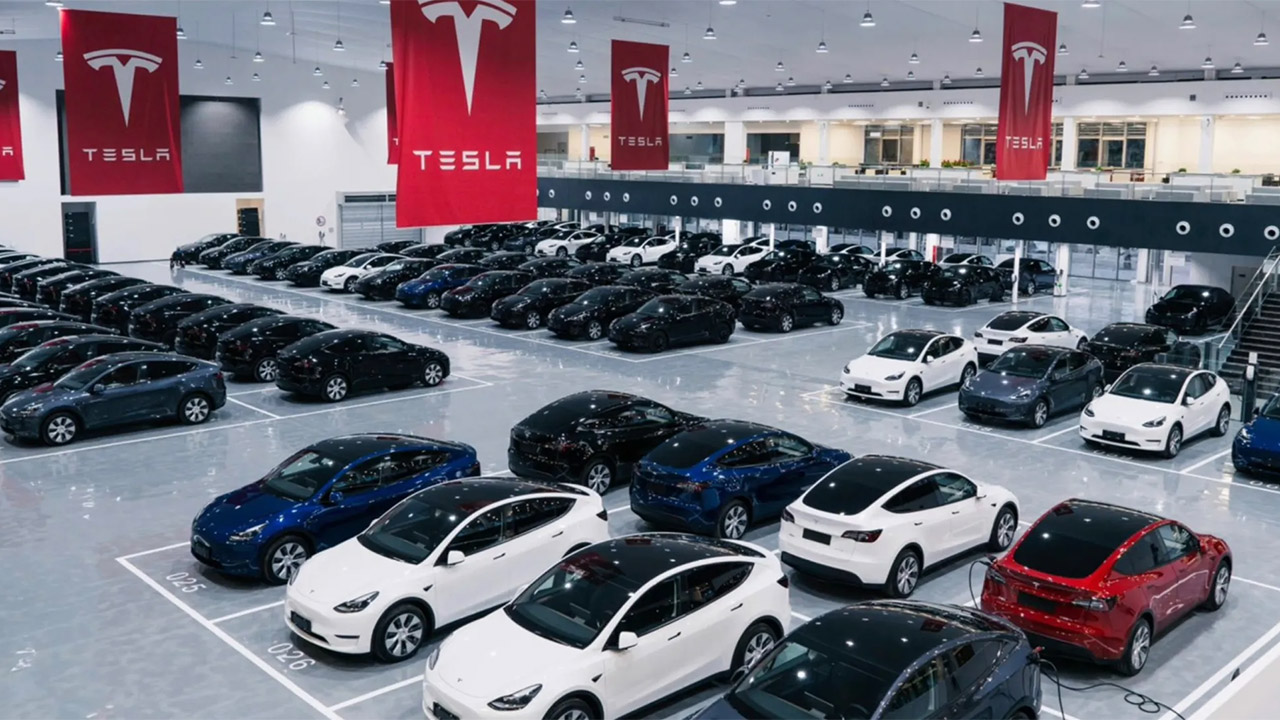 Tesla segna un altro record trimestrale. Nel 2023 può superare la produzione di BMW e Mercedes