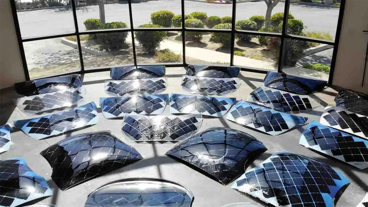 Aptera, inizia la produzione dei pannelli fotovoltaici integrati nella scocca, grazie a Maxeon