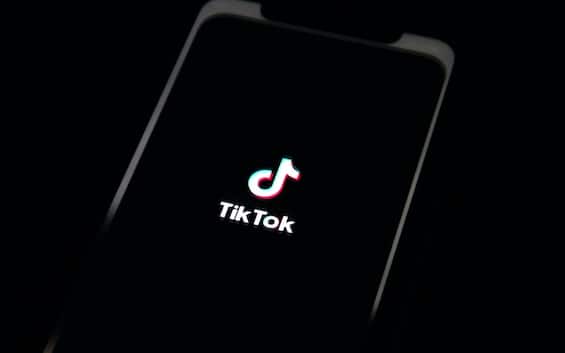 TikTok, anche in UK divieto da subito su telefoni governo