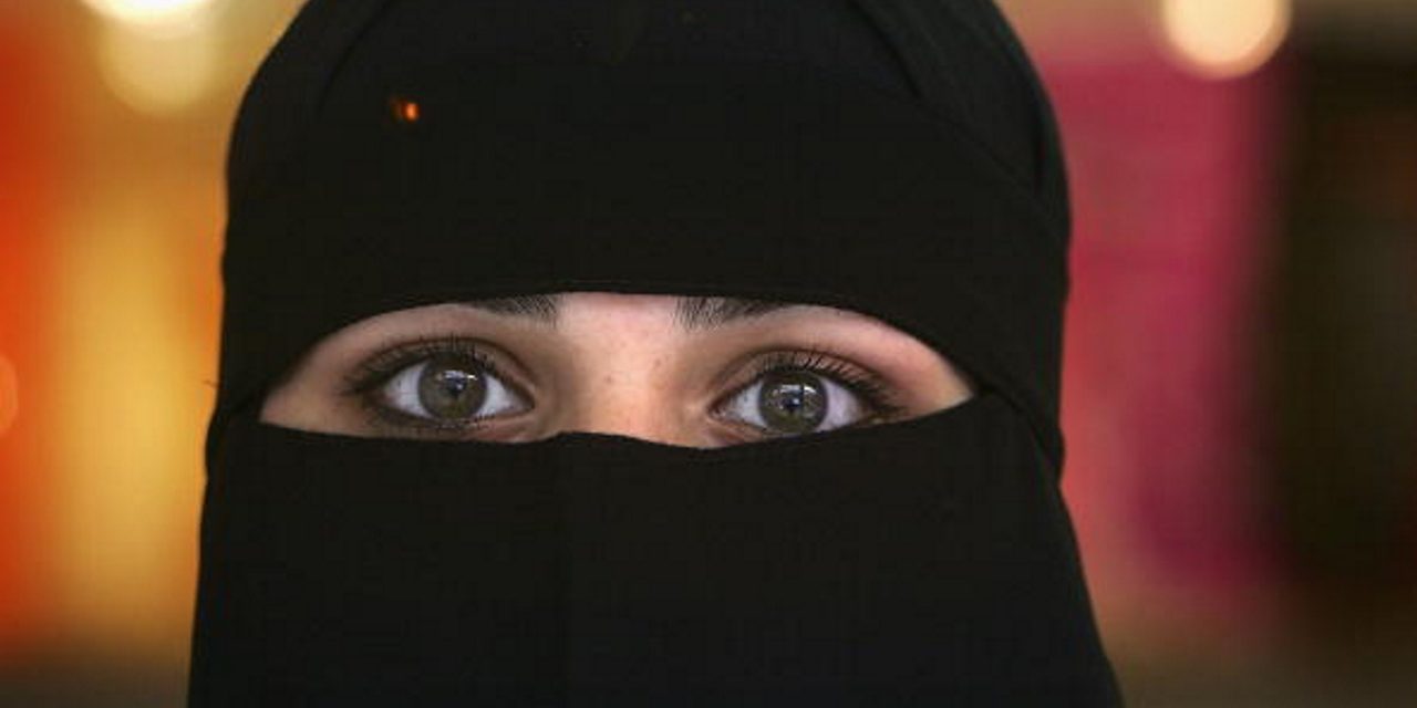 L’Iran utilizza il riconoscimento facciale per identificare le donne che violano le leggi sull’hijab