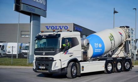 Volvo Trucks ha consegnato la prima betoniera elettrica per il trasporto del cemento