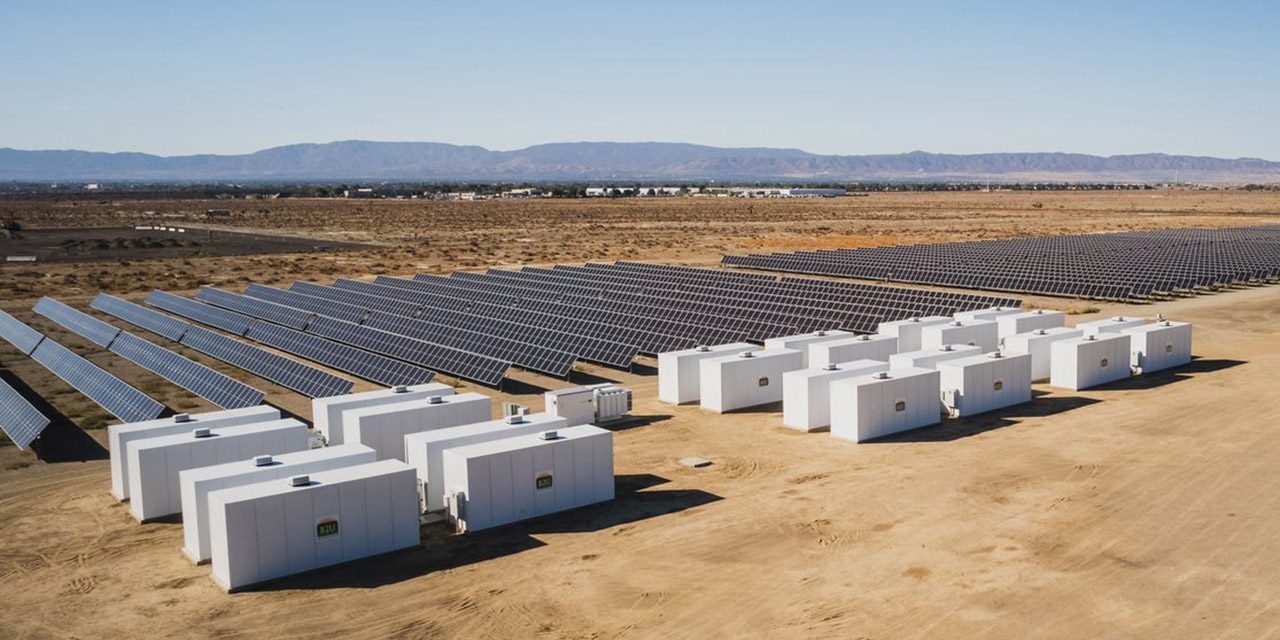 Questa centrale di accumulo da fotovoltaico è speciale: è fatta con 1.300 batterie EV di seconda vita