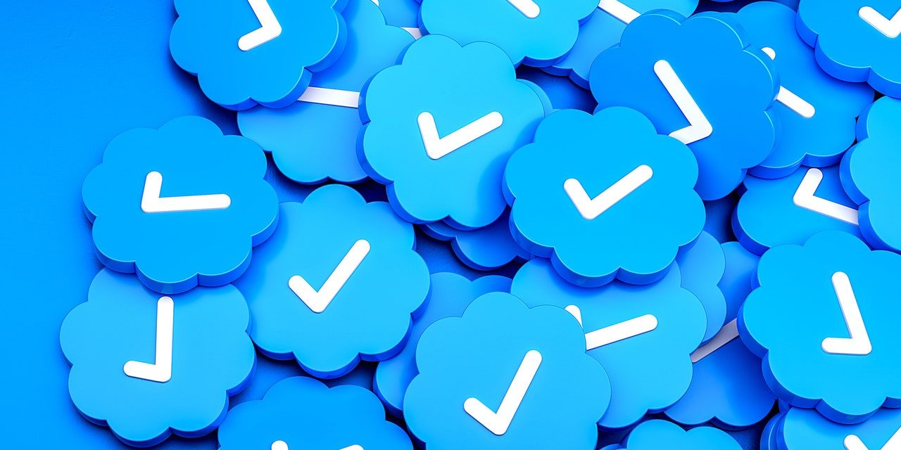 Spunta blu: gli utenti che perdono il badge verificato migrano verso il social T2