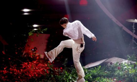 Sanremo 2023: Blanco distrugge le rose sul palco e le altre gif della prima serata