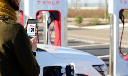 Tesla Supercharger aperti a tutti, ora anche in roaming con Chargemap