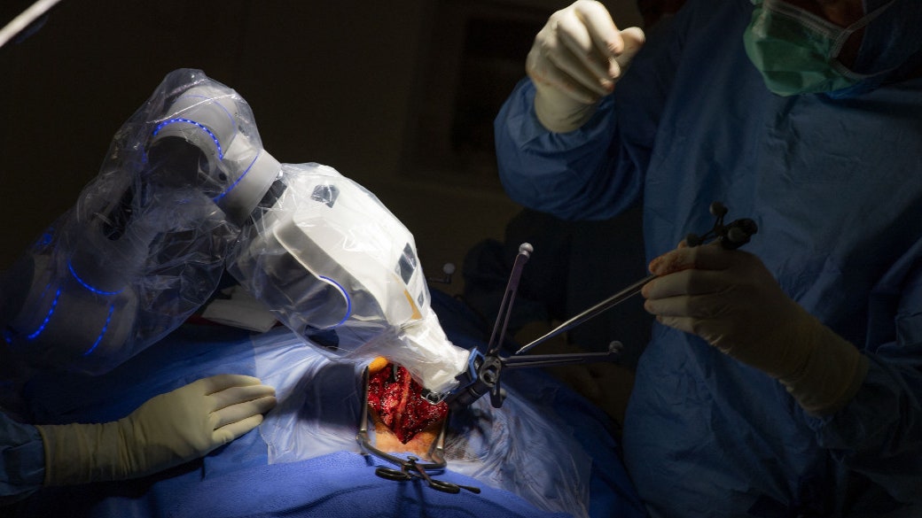 Chirurgia robotica, come sarà: automatizzata e non invasiva