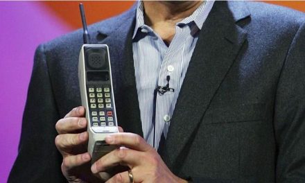 Motorola DynaTAC 8000X fu il primo telefono cellulare della storia: oggi compie 40 anni!
