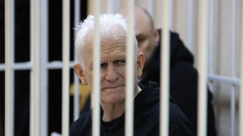 Bielorussia, condannato a 10 anni di carcere Ales Bialiatski, premio Nobel per la pace 2022