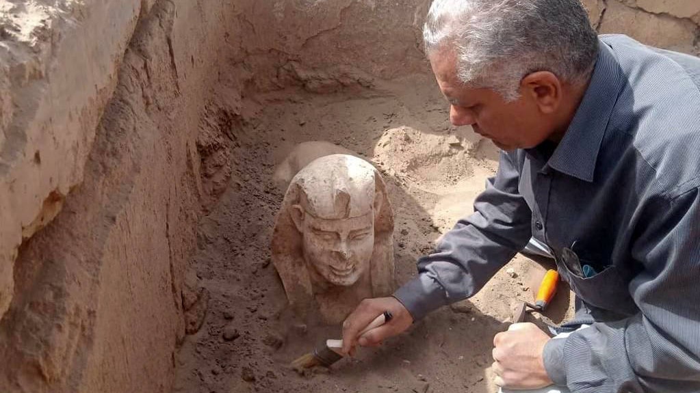 Sfinge, in Egitto gli archeologi ne hanno scoperta una che sorride