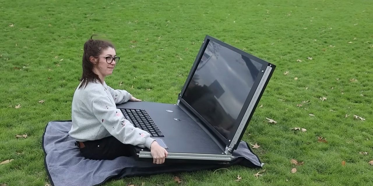 Un laptop (se così si può dire) da 43 pollici, la folle idea di un duo di youtuber