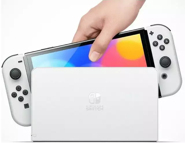 La console Nintendo Switch nella sua versione con schermo OLED e colorazione White