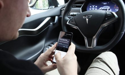 Scambio di Tesla: un uomo ha sbloccato le porte di una Model 3 e si è messo al volante, ma l’auto non era la sua