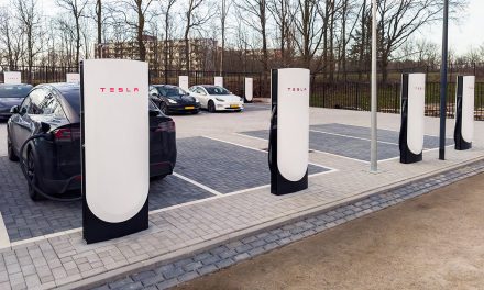 Tesla completa il primo Supercharger V4. Ora sono adatti alla ricarica di ogni auto elettrica