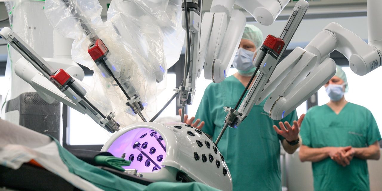 Robot chirurghi, il primo grande studio che li mette a confronto
| Wired Italia
