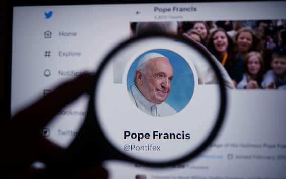 Twitter, account di Papa Francesco ha perso la spunta blu
