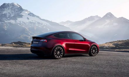 Tesla si crea il suo incentivo per il Regno Unito: bonus per chi rottama vecchie auto senza valore