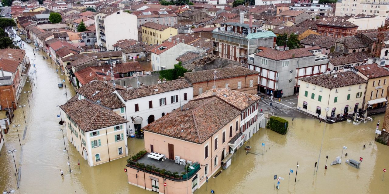 Emilia Romagna, alluvione: le impressionanti foto del centro di Lugo completamente allagato