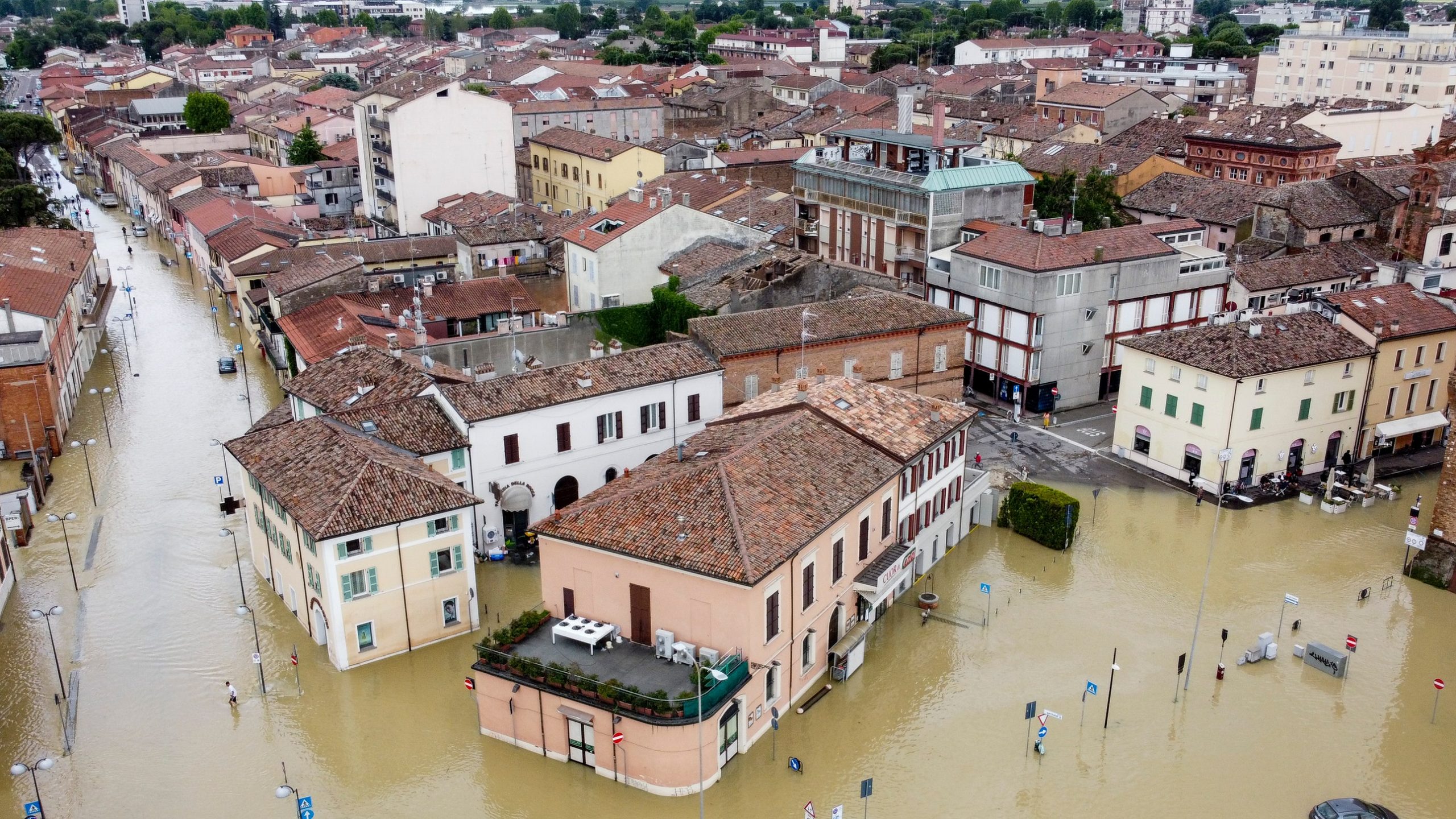 Emilia Romagna, alluvione: le impressionanti foto del centro di Lugo completamente allagato