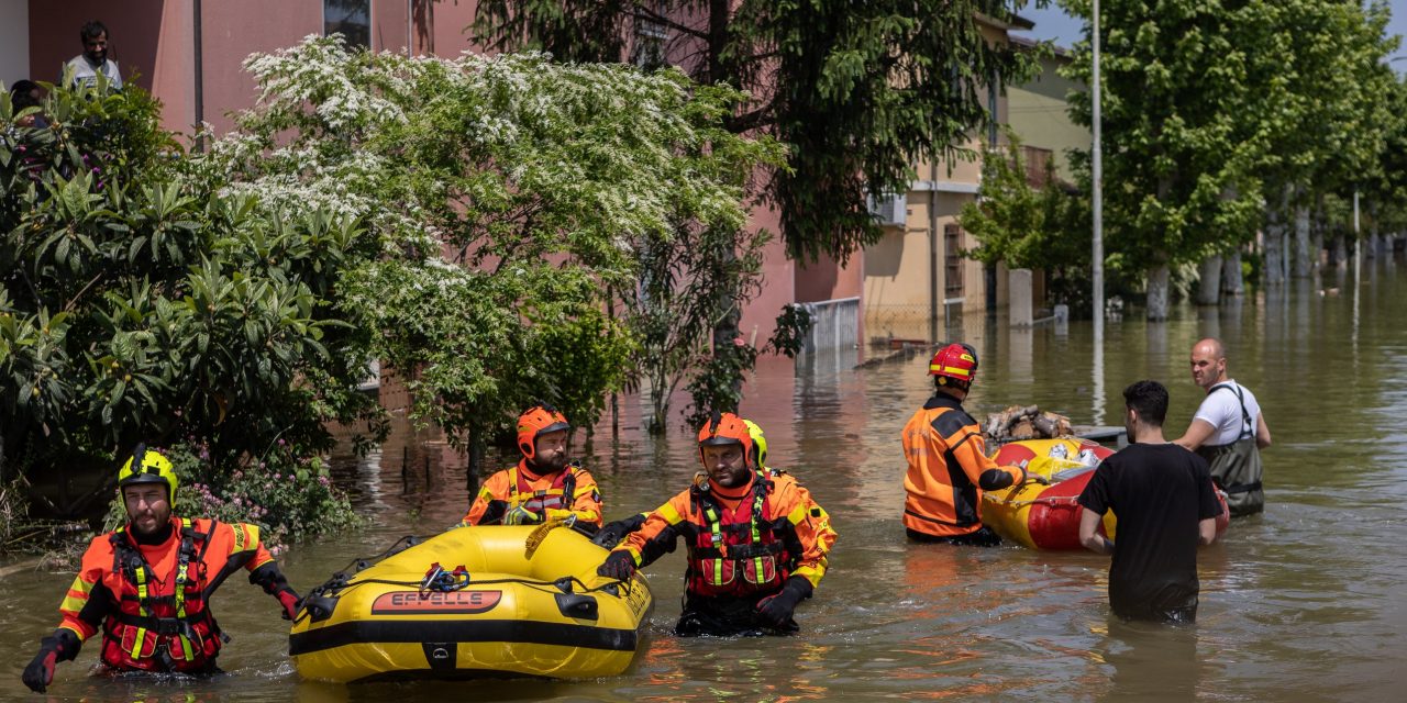 Emilia Romagna, alluvione: le foto dei tanti volontari impegnati nelle operazioni di soccorso