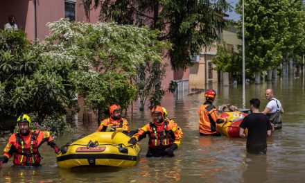 Emilia Romagna, alluvione: le foto dei tanti volontari impegnati nelle operazioni di soccorso