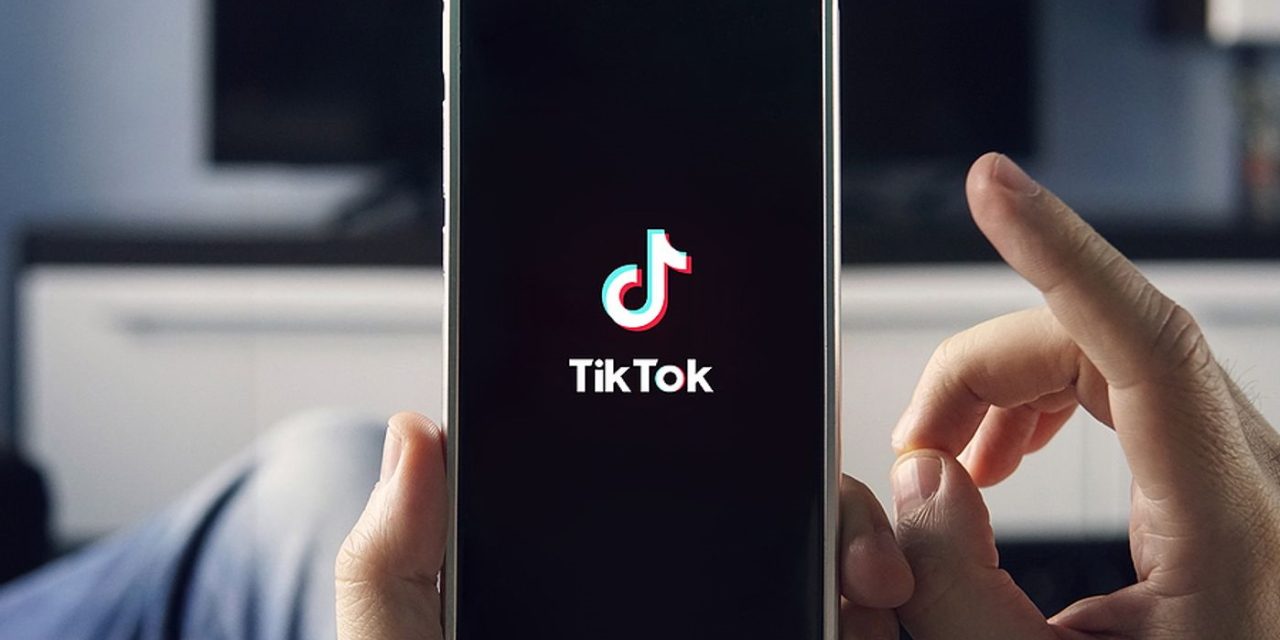 Questa agenzia offre 100 dollari all’ora per scorrere video su TikTok all’infinito